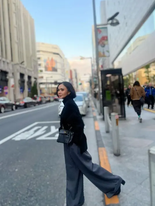 Inspirasi lainnya, bisa padukan turtleneck top warna hitam dengan high waisted pants warna dark grey dan sling bag warna hitam. Simple dan elegan!  [@yunishara36]