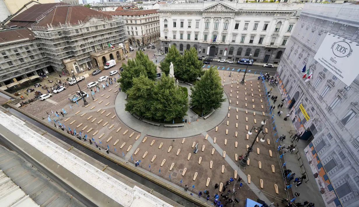 Alun-alun teater La Scala dipenuhi 172 peti mati, sama banyaknya dengan jumlah kematian di tempat kerja yang dicatat Lombardy pada tahun 2023, selama flash mob yang diselenggarakan oleh organisasi serikat pekerja UIL, di Milan, Italia, Jumat (10/5/2024). (AP Photo/Luca Bruno)