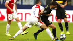 Gelandang Inter Milan, Stefano Sensi, berusaha melewati pemain Slavia Praha pada laga Liga Champions di Stadion Giuseppe Meazza, Selasa (17/9/2019). Kedua tim bermain imbang 1-1. (AP/Antonio Calanni)