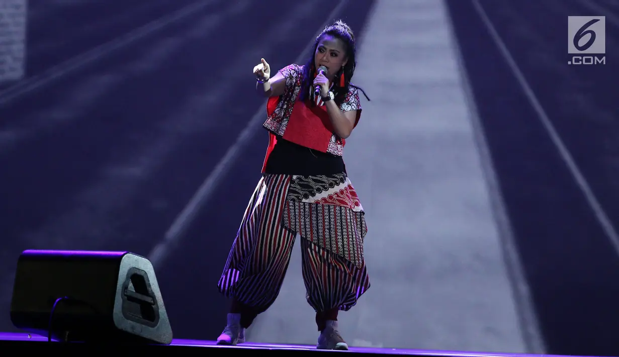 Penampilan penyanyi Diana Sastra saat Konser Pancasila Gemilang  pada penutupan Festival Prestasi Indonesia di JCC, Jakarta, Selasa (22/8). (Liputan6.com/Herman Zakharia)