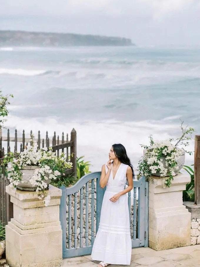 Gaya Pemotretan Maudy Ayunda saat Liburan di Bali, Cantik Pakai Dress Putih