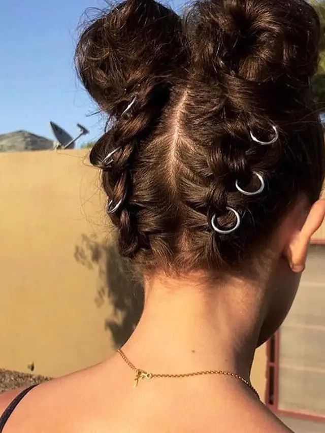 [Bintang] Tampil Quirky di Coachella, Millie Bobby Brown Aplikasikan Gaya Rambut Ini