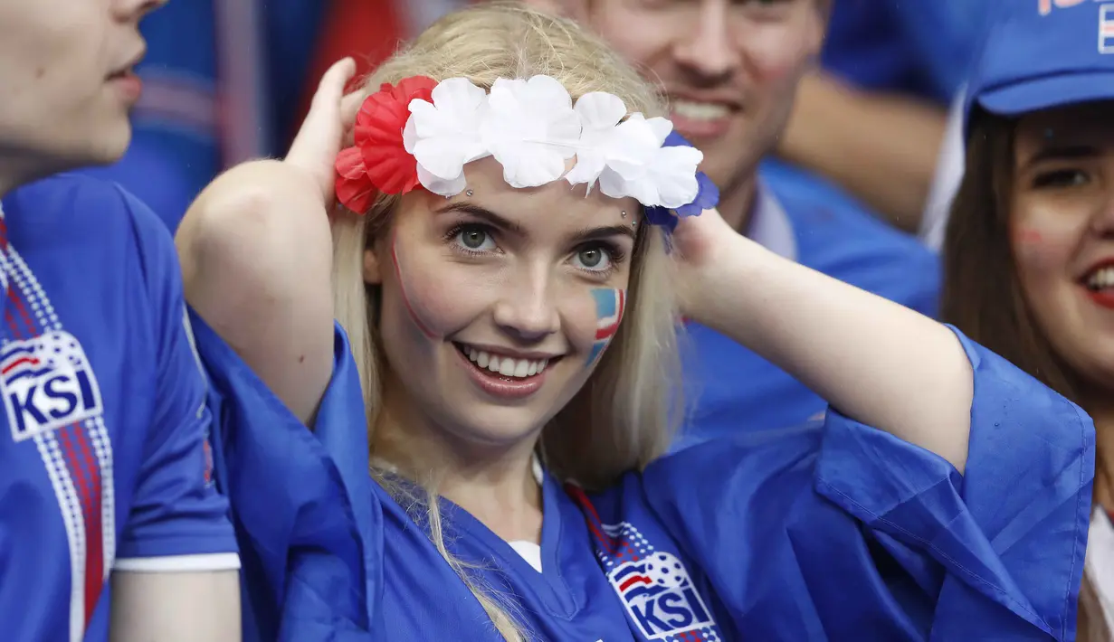 Fans cantik Islandia tengah bersiap menyaksikan timnya berlaga melawan Prancis pada babak perempat final Piala Eropa 2016 di Stade de France, Saint-Denis, Prancis, (3/7/2016). (REUTERS/Carl Recine)