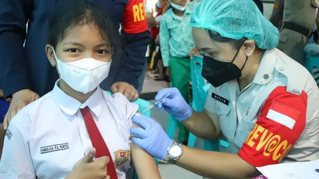 Para siswa di Kota Tomohon mengikuti program vaksinasi untuk anak usia 6-11 tahun.
