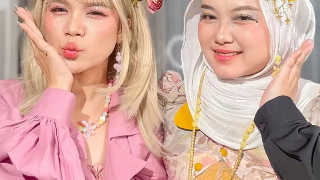 Potret Sinta dan Jojo Tirukan Tren Makeup Douyin. (instagram/sisisinta/jojoevitae)