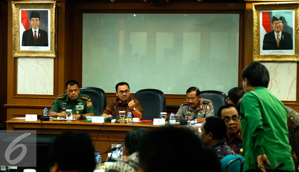 Menteri LHK (ad interim) Sudirman Said (kedua kiri) saat rapat koordinasi Operasi Darurat Asap di Kementerian LHK, Jakarta, Sabtu (5/9/2015). Pemerintah berupaya mengatasi kebakaran hutan dan lahan di Sumatera dan Kalimantan. (Liputan6.com/Yoppy Renato)