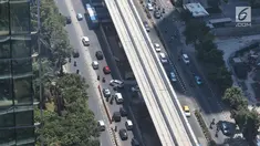Kendaraan melintas di bawah proyek pembangunan Light Rail Transit (LRT) Jabodebek di Rasuna Said, Kuningan, Jakarta, Rabu (21/8/2019). Jadwal pengoperasian LRT Jabodebek molor dari target yang pada awalnya direncanakan bisa beroperasi pada 2019. (Liputan6.com/Angga Yuniar)