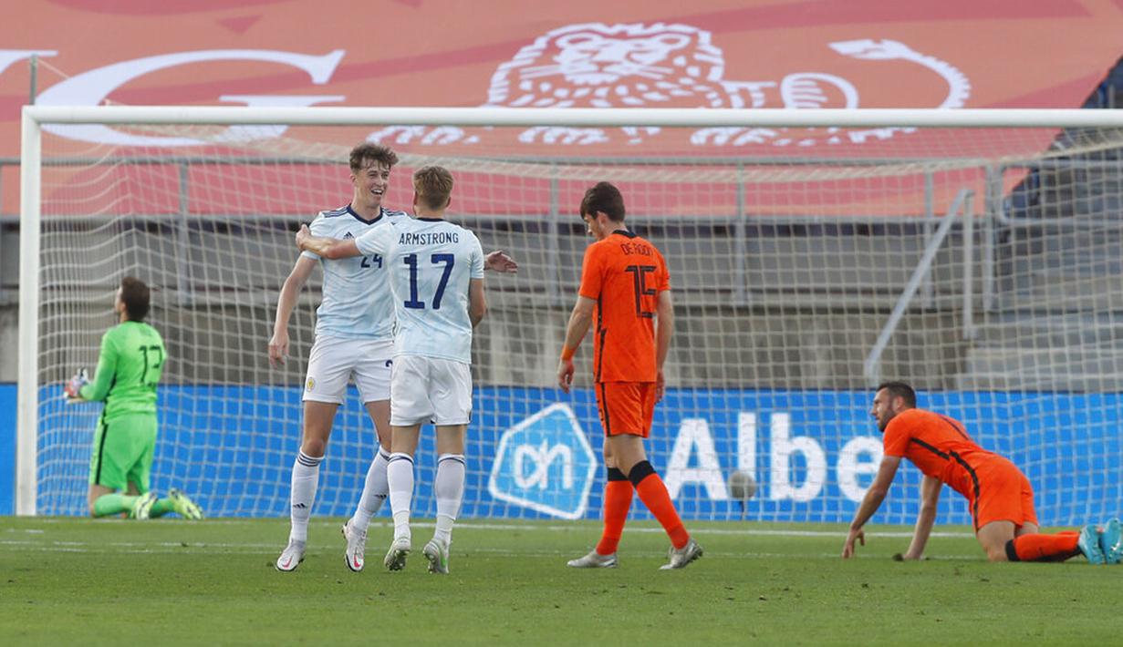 Pemain Skotlandia Jack Hendry (kedua kiri) melakukan selebrasi usai mencetak gol ke gawang Belanda pada pertandingan persahabatan di Stadion Algarve, luar Faro, Portugal, Rabu (2/6/2021). Pertandingan berakhir imbang 2-2. (AP Photo/Miguel Morenatti)