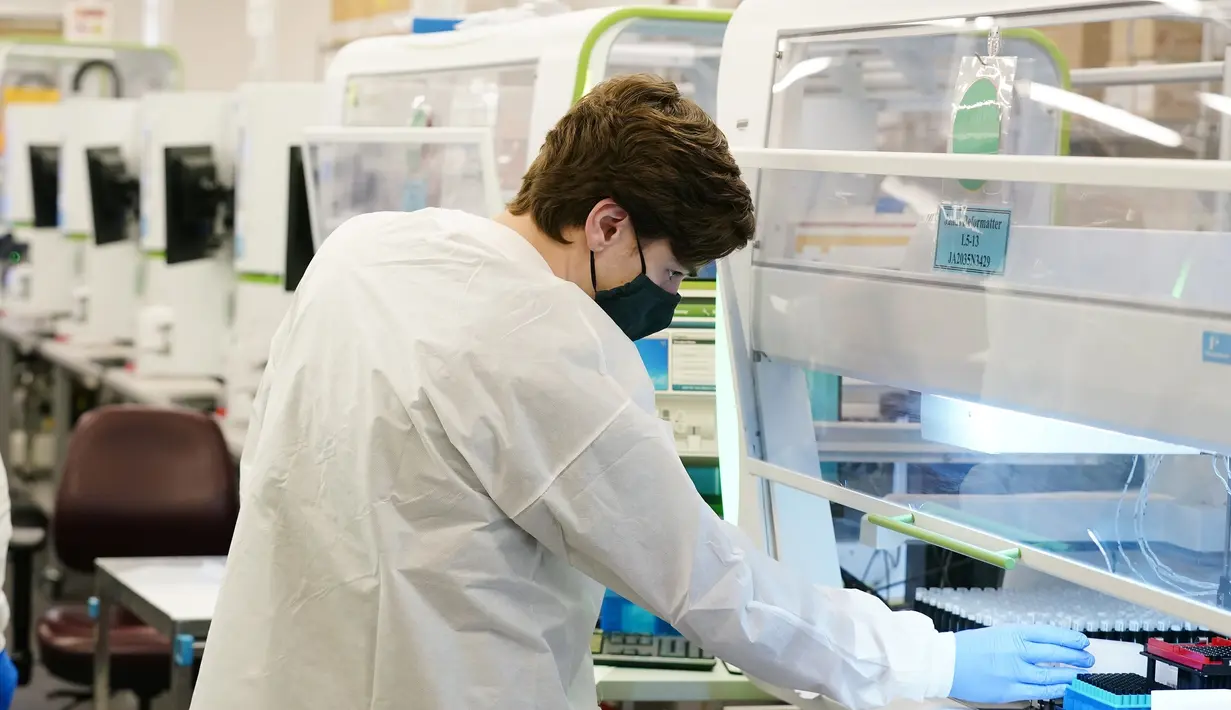 Ilmuwan laboratorium medis mengawasi tes PCR COVID-19 di Sonora Quest Laboratory, Phoenix, Selasa (11/1/2022). Sebagai lab pengujian diagnostik terbesar di Arizona, Sonora Quest menjalani hampir 30.000 tes PCR COVID-19 pada 4 Januari, terbanyak sejak pandemi dimulai. (AP Photo/Ross D. Franklin)