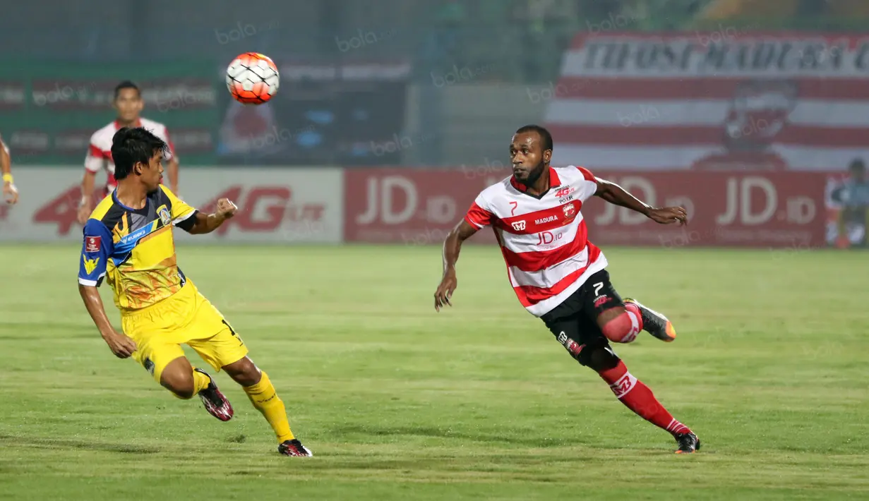 Pemain Madura United, Engelberd Sani (kanan) mencoba melewati hadangan pemain Persiba Balikpapan pada laga Torabika SC 2016 di Stadion Gelora Bangkalan, Senin(13/6/2016).  (Bola.com/Nicklas Hanoatubun)