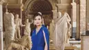 Gaun dengan aksen cape berwarna biru sapphire jadi opsi lainnya untuk tampil mahal sekaligus berkelas. Seperti tampilan Raline Shah ini. [@ralineshah]