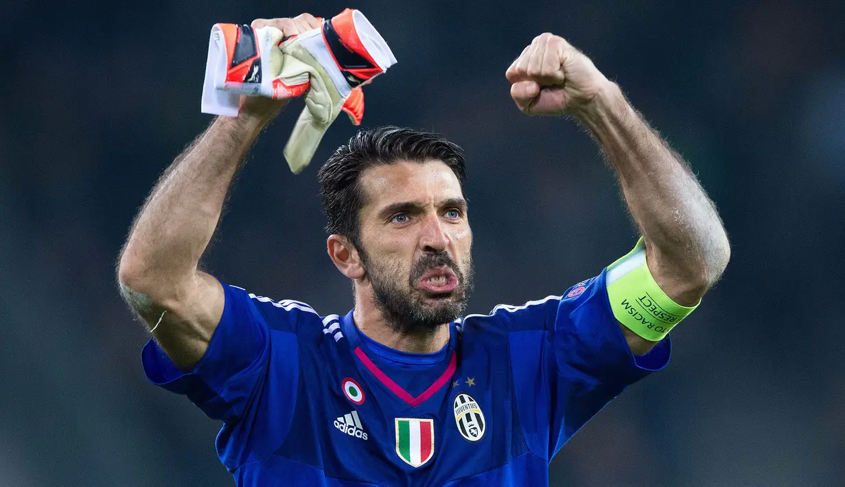 Ekspresi kiper Juventus, Gianluigi Buffon usai timnya bermain imbang melawan Gladbach pada laga Liga Champions di Stadion Borussia Park, Jerman, Selasa (3/11/2015). (EPA/Marius Becker)