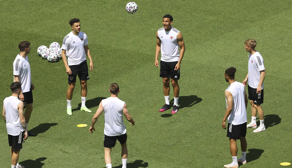 Para pemain timnas Wales saat sesi latihan tim di Stadion Olimpiade Baku di Baku, Azerbaijan, Jumat (11/6/2021). Pertandingan kedua Grup A Euro 2020 akan mempertemukan antara Wales vs Swiss pada Sabtu malam (12/6). (Naomi Baker/Pool via AP)