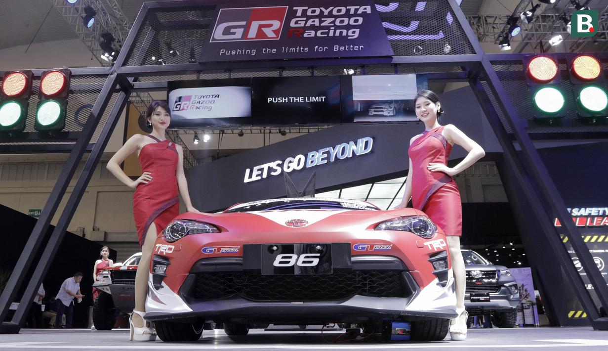 SPG berpose di depan mobil yang dipamerkan pada gelaran GIIAS 2018 di ICE, BSD City, Kamis (2/8/2018). Selain menjadi pemanis dan daya tarik pameran, SPG juga bisa membantu menjabarkan spesifikasi kendaraan yang dipamerkan. (Bola.com/M Iqbal Ichsan)