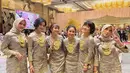 Di momen akad nikah Ria Ricis, sederet selebriti yang menjadi bridesmaids-nya tampil dalam balutan pakaian adat Palembang. (Instagram/groombridesindonesia).