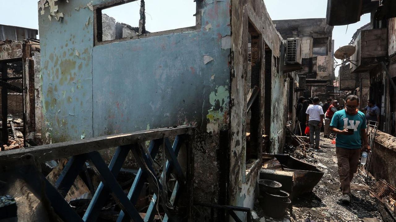 Hingga saat ini, petugas masih melakukan pendinginan dalam upaya mengurai material yang terbakar agar tidak menyisakan api maupun asap panas di lokasi.