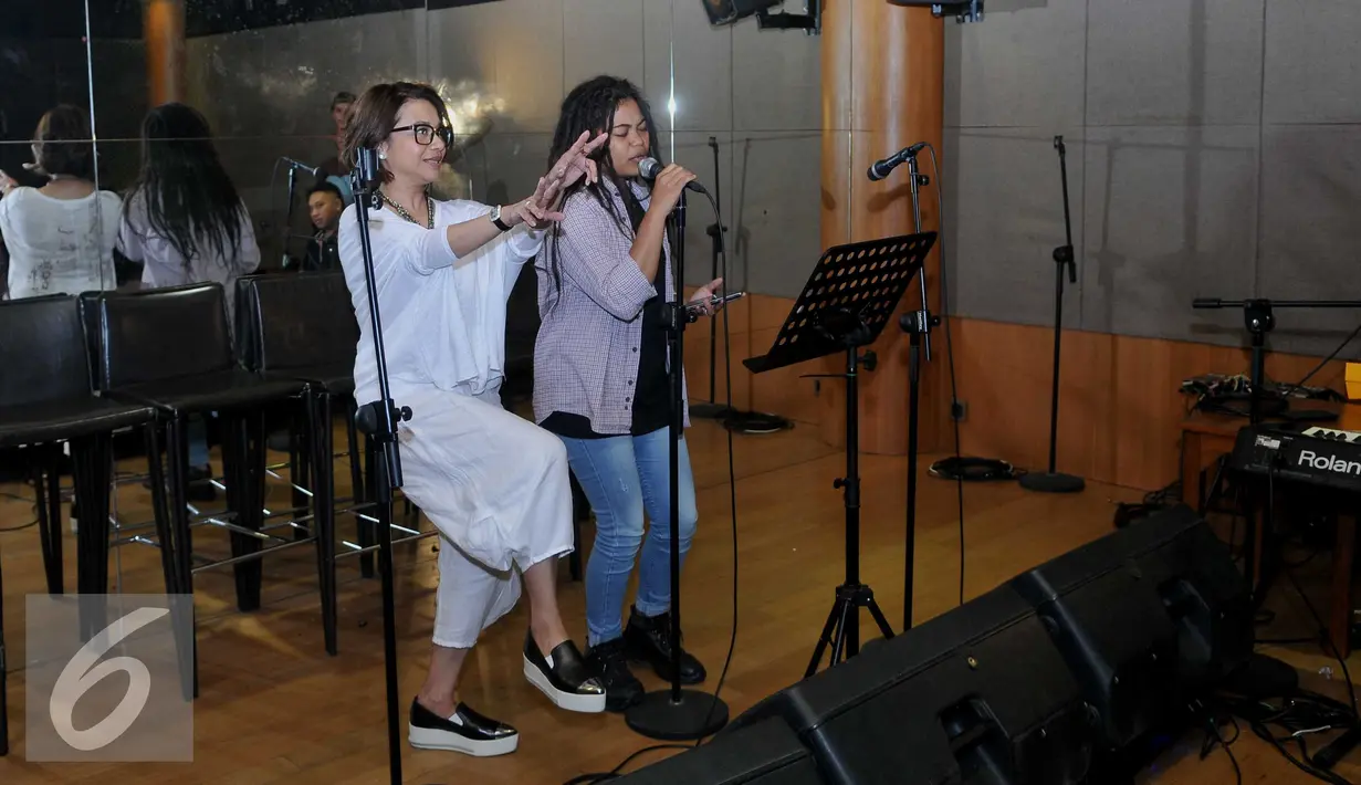 Ruth Sahanaya bersama finalis Toracino Cool Expression saat coaching clinic di Studio Abbe, Jakarta, Jumat (3/6/2016). (Liputan6.com/Gempur M Surya)