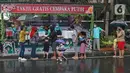 Warga mengantre untuk mendapatkan takjil gratis di Jalan Cempaka Putih Tengah XXI, Jakarta, Rabu (14/4/2021). Berbagai menu takjil dibagikan secara gratis seperti aneka kue, kolak, gorengan, nasi kotak dan lain-lain. (Liputan6.com/Herman Zakharia)