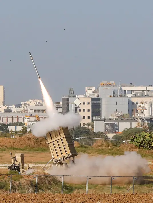 Sebuah rudal meluncur dari sistem pertahanan iron dome saat menghalau roket dari Jalur Gaza di Kota Ashdod, Israel, Selasa (12/11/2019). Tewasnya komandan Jihad Islam Baha Abu Al-Ata memicu serangan balasan dari militan Palestina di Gaza. (Jack Guez/AFP)