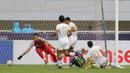 Penjaga gawang Dewa United, M Natshir Fadhil Mahbuby (kiri), gagal menghalau bola sontekan dari pemain Persib Bandung, Marc Klok yang membuahkan gol dalam pertandingan pekan ke-31 BRI Liga 1 2022/2023 yang berlangsung di stadion Pakansari, Cibinong, Senin (20/3/2023). (Bola.com/Ikhwan Yanuar)