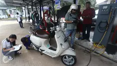 Petugas mengecek kondisi ban di Kamaz Station, Jakarta, Rabu (15/6). Michelin dan PT Tehnika Ina menjalin kemitraan dengan membuka toko retail ban Kamaz Station dalam rangka menghadirkan layanan fast fit (bengkel cepat). (Liputan6.com/Angga Yuniar)