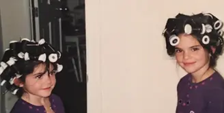 Kendall Jenner dan Kylie Jenner bersaudara memang tengah meraih popularitas kini. Bintang ‘Keeping Up with the Kardashians’ ini sudah terlihat kompak sejak kecil. (via instagram/@kyliejenner)