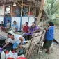 Desa Tilihuwa, Kecamatan Limboto, Kabupaten Gorontalo (kabgor) menerima distribusi air bersih (Arfandi Ibrahim/Liputan6.com)