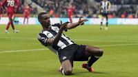 Pemain Newcastle, Alexander Isak melakukan selebrasi setelah mencetak gol pertama timnya ke gawang Liverpool pada laga lanjutan Liga Inggris 2024/2025 di St James Park Stadium, Newcastle, Inggris, Kamis (05/12/2024) WIB. (AP Photo/Ian Hodgson)