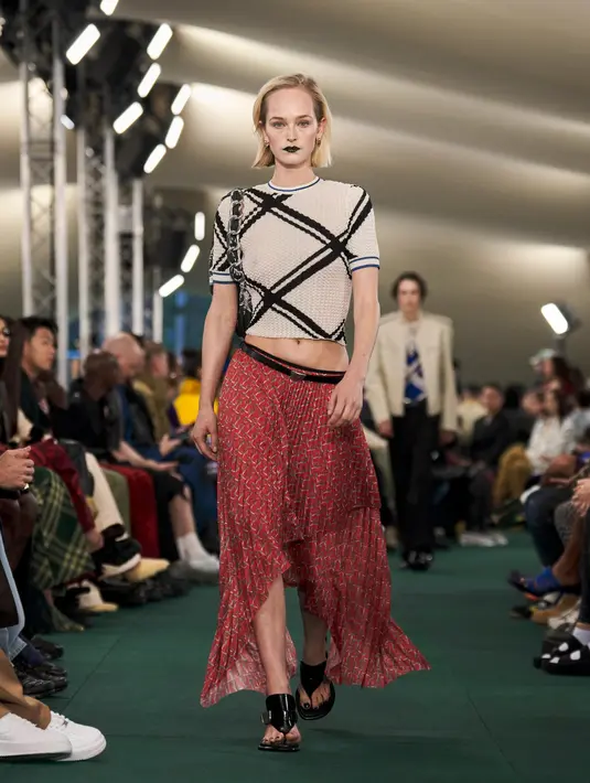 Lee telah memperjelas niatnya terhadap Burberry sejak kedatangannya di rumah tersebut pada September 2022: mengembalikan label tersebut ke puncak ke Inggris-annya. [Dok/Burberry]