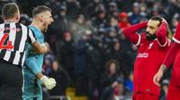 Ekspresi kecewa pemain Liverpool, Mohamed Salah setelah gagal mencetak gol melalui eksekusi tendangan penalti pada laga lanjutan Liga Inggris 2023/2024 melawan Newcastle di Anfield, Liverpool, Inggris, Selasa (02/01/2023) dini hari WIB. (AP Photo/Jon Super)