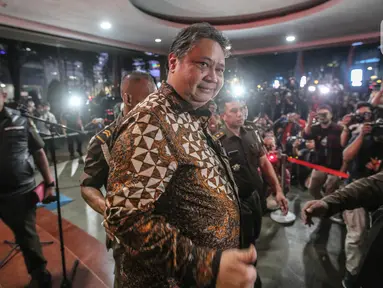 Menko Perekonomian Airlangga Hartarto usai menjalani pemeriksaan di Gedung Bundar, Kejaksaan Agung, Jakarta, Senin (24/7/2023).  (Liputan6.com/Faizal Fanani)