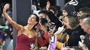 Gelandang seksi Amerika Serikat, Carli Lloyd, selfie bersama fans saat berjalan di karpet merah acara FIFA Ballon d'Or 2015 di Zurich, Swiss, Senin (11/1/2016). (AFP/Michael Bulholzer) 