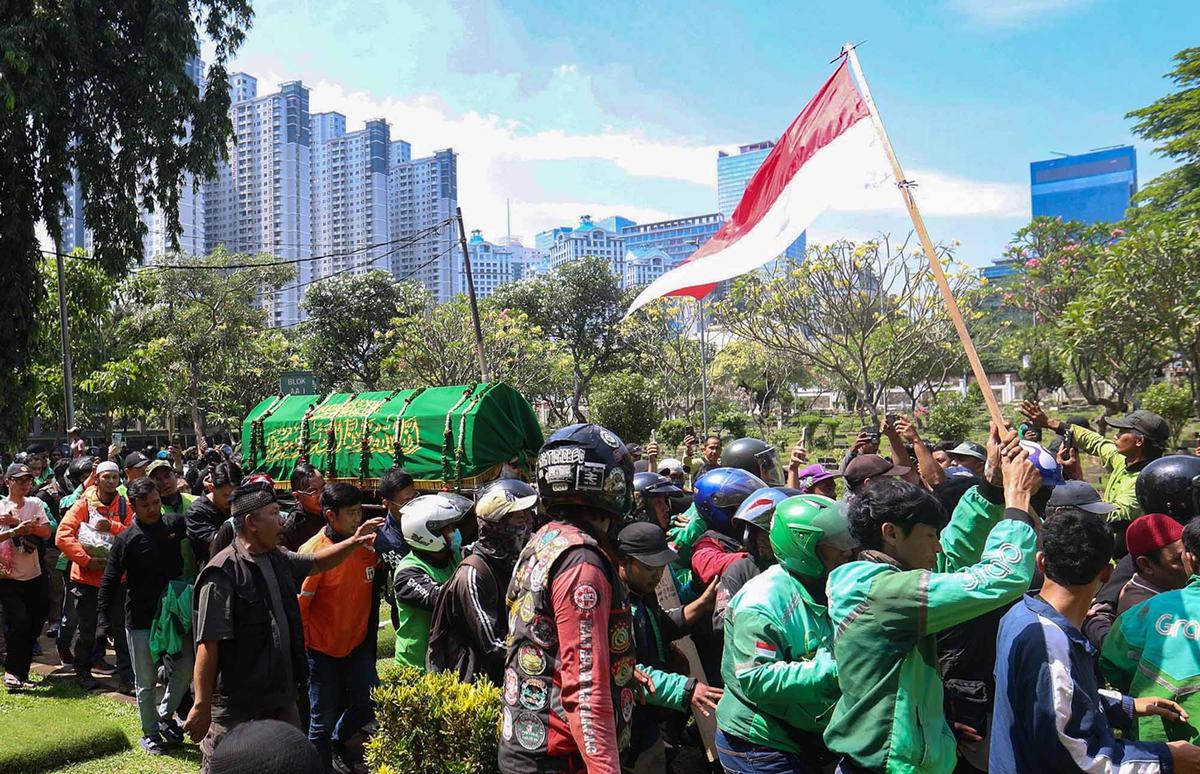 FOTO: Ribuan Ojol Antar Kepergian Affan ke Peristirahatan Terakhir
