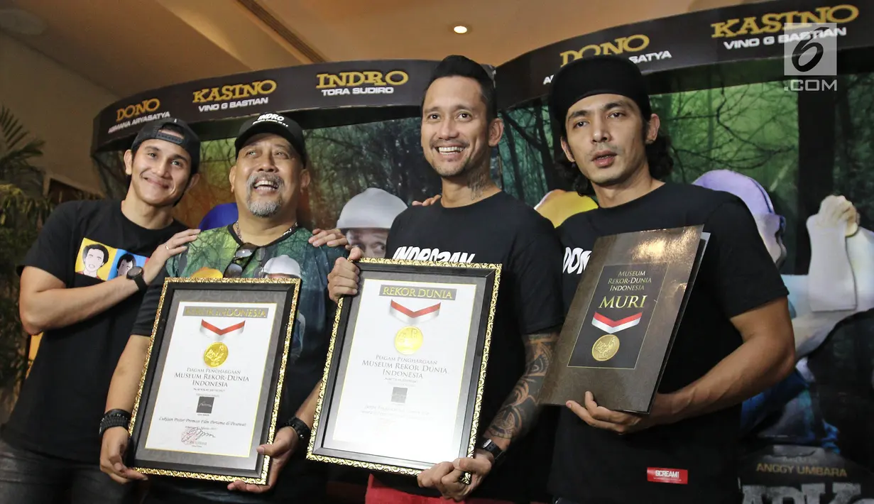 Para pemain Film Warkop DKI Reborn: Jangkrik Boss Part2 menunjukan penghargaan dari MURI di kawasan Kuningan, Jakarta, Kamis (31/8). (Liputan6.com/Herman Zakharia)