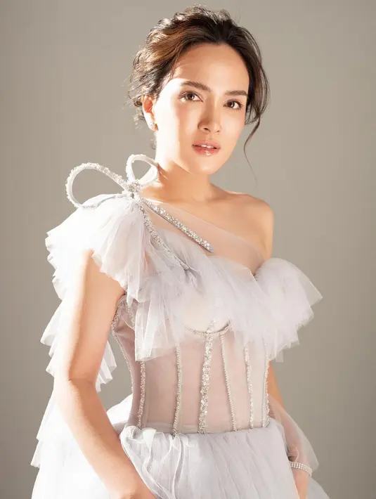 Potret bak peri yang sangat cantik, Shandy Aulia melakukan photoshoot mengenakan dress berwarna abu-abu muda yang lembut. Dress ini sangat cantik dengan detail bahu asimetris. [Foto: Instagram/shandyaulia]