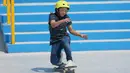 Momiji Nishiya dari Jepang beraksi saat mengikuti skateboarding semi final wanita di International Skateboarding Open di Qingfeng di provinsi Henan, China (7/9/2019). (AFP Photo/STR)