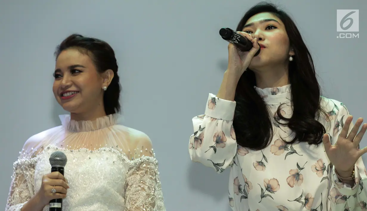 Penyanyi Rossa (tengah) dan Isyana Sarasvati (kanan) saat bernyanyi bersama dalam acara konferensi pers Brand Ambassador Oriflame di Jakarta, Kamis (1/2). (Liputan6.com/Faizal Fanani)