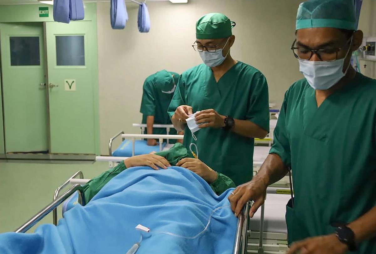FOTO: KRI dr. Radjiman Wedyodiningrat Berikan Layanan Medis untuk Korban Bencana di Sibolga