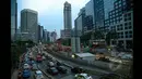 Pertumbuhan penduduk yang pesat, tidak diiringi dengan kesiapan infrastruktur membuat kemacetan menjadi masalah di Ibukota Jakarta, Senin (26/1/2015). (Liputan6.com/Faizal Fanani)