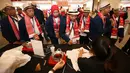 Peretail tradisional binaan Sampoerna melihat aktivitas membatik pada acara Pesta Retail Nasional 2018 di Serpong, Kamis (22/11). Berbagai aktivitas menarik disiapkan untuk menambah kemeriahan dan melengkapi acara. (Liputan6.com/HO/Ading)