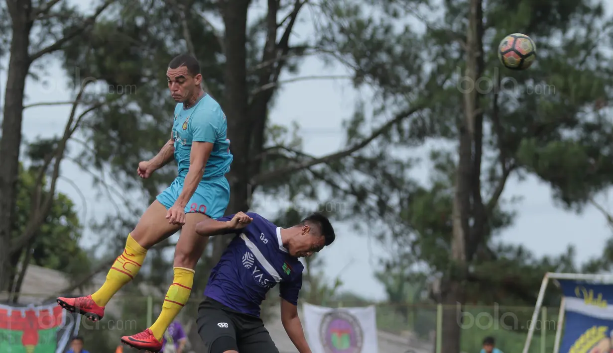 Duel Pemain Bhayangkara FC dan pemain Persita pada laga uji coba di Lapangan NYTC Sawangan, Depok, (11/01/2018). Bhayangkara FC kalah 0-2. (Bola.com/Nicklas Hanoatubun)
