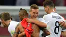 Pemain Chili, Arturo Vidal berpelukan dengan pemain Jerman, Joshua Kimmich usai laga pada grup B Piala Konfederasi 2017 di Kazan Arena Stadium, Kazan (22/6/2017). (AFP/Yuri Cortez)