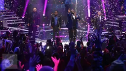 Kemeriahan acara Golden Memories International saat menampilkan Grup musik All 4 One di Studio 5 Indosiar, Jakarta, Selasa (10/1). (Liputan6.com/Herman Zakharia)