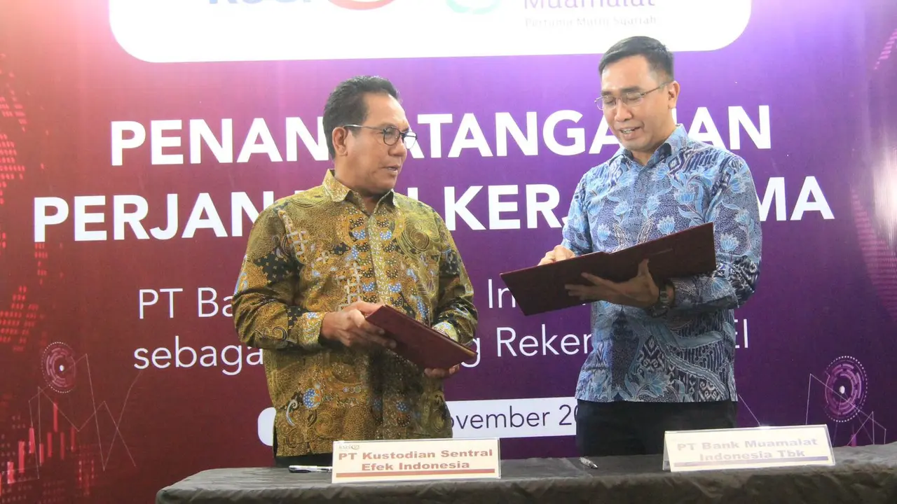 Direktur PT Bank Muamalat Indonesia Tbk Karno berbincang dengan Direktur Utama PT Kustodian Sentral Efek Indonesia (KSEI) Samsul Hidayat saat penandatanganan perjanjian kerja sama Bank Muamalat sebagai pemegang rekening KSEI di Jakarta, Rabu, (20/11/2024)