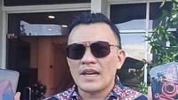 Kuasa hukum, Fransisco Bessi, saat menunjukan handphone berisi bukti percakapan (Liputan6.com/Ola Keda)