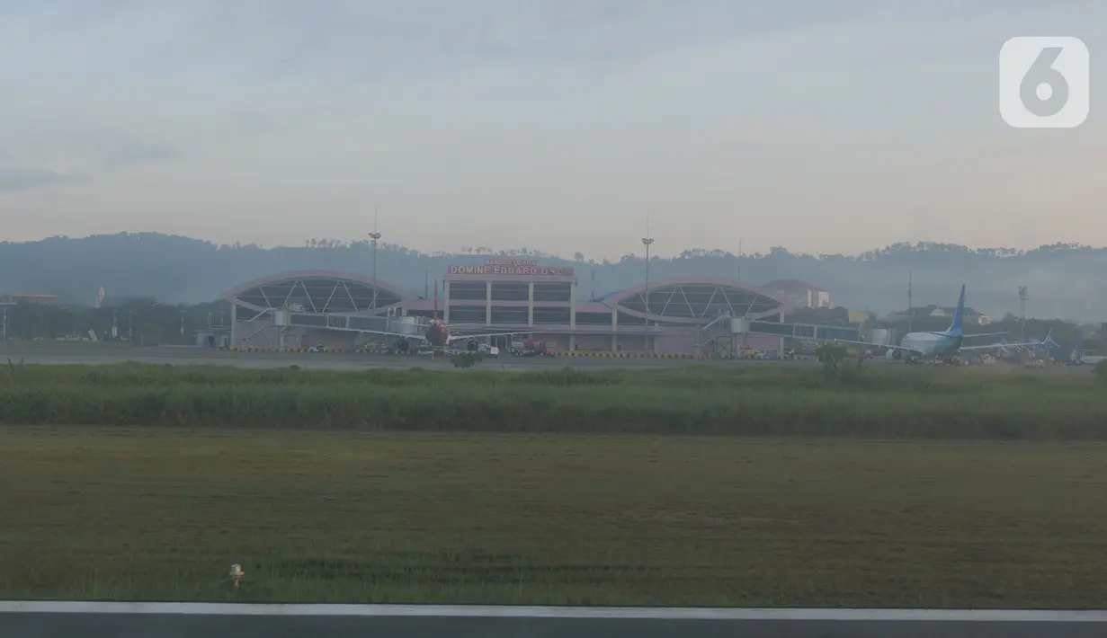 Suasana bandara yang berada di Kota Sorong, Papua Barat, Kamis (21/11/2019). Kota Sorong merupakan kota terbesar kedua di Papua, suasana kota Sorong sangat ramai dan memiliki beberapa pulau di kabupaten Sorong. (Liputan6.com/Herman Zakharia)