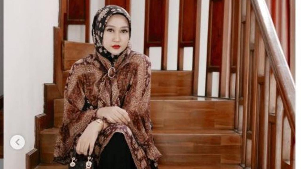 Gaya Dian Pelangi Ubah Kerudung Jadi Baju Batik