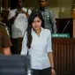 Jessica Kumala Wongso berjalan menuju kursi terdakwa untuk menjalani sidang pembacaan putusan di PN Jakarta Pusat, Kamis (27/10). Ada 377 lembar berkas putusan vonis perkara kematian Mirna yang sudah disiapkan majelis hakim. (Liputan6.com/Faizal Fanani)