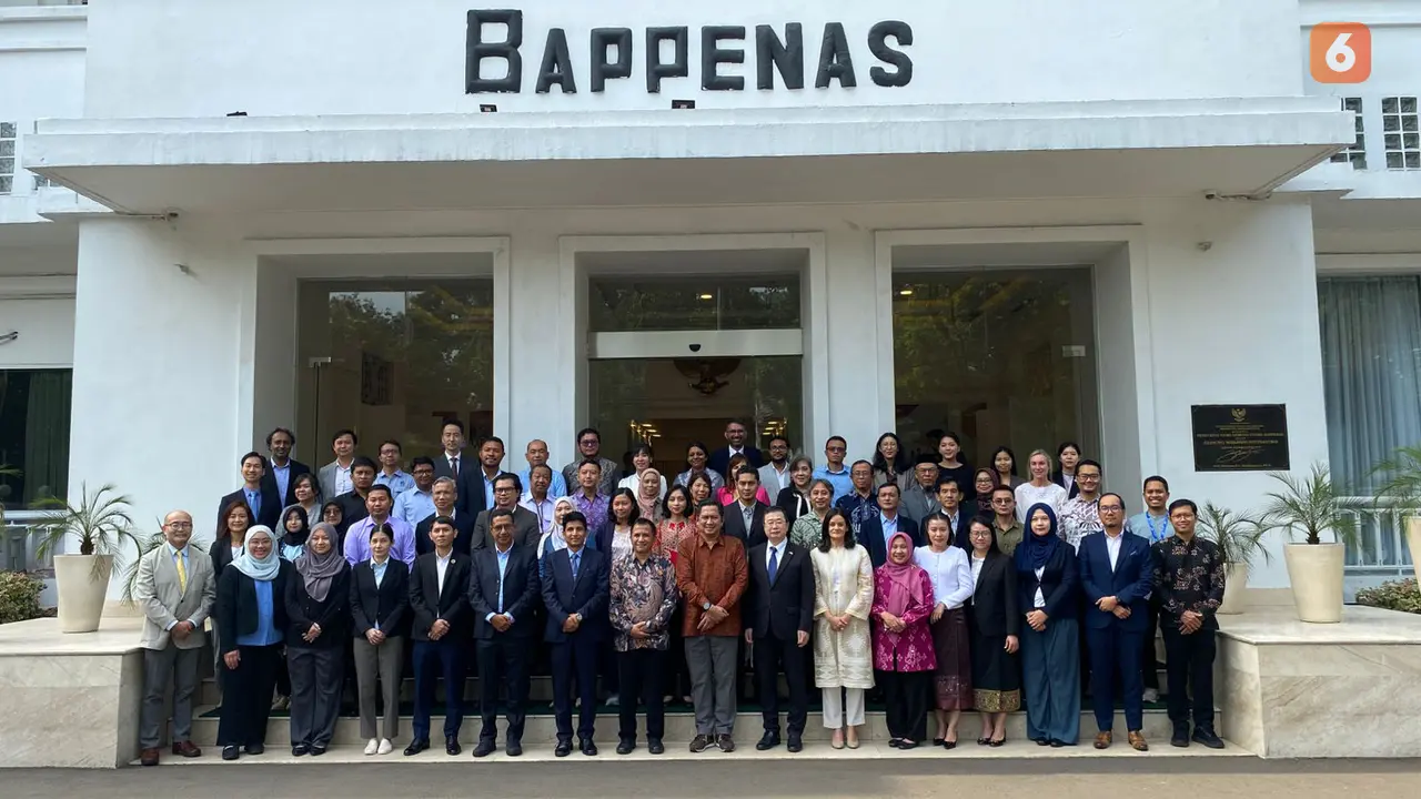 Charge d’Affaires ad Interim Mission of Japan to ASEAN Kazuo Chujo berfoto bersama Deputy Resident Representative UNDP Indonesia Sujala Pant dan Deputi Bidang Perencanaan Makro Pembangunan Bappenas, Dr. Eka Chandra Buana.