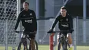 Pemain Eintracht Frankfurt Tuta (kiri) dan Rafael Borre tiba untuk menjalani sesi latihan jelang menghadapi Napoli pada pertandingan sepak bola babak 16 besar Liga Champions di Frankfurt, Jerman, 20 Februari 2022. Eintracht Frankfurt akan menghadapi Napoli di Waldstadion atau Deutsche Bank Park pada 22 Februari 2023 pukul 03.00 WIB. (Daniel ROLAND/AFP)